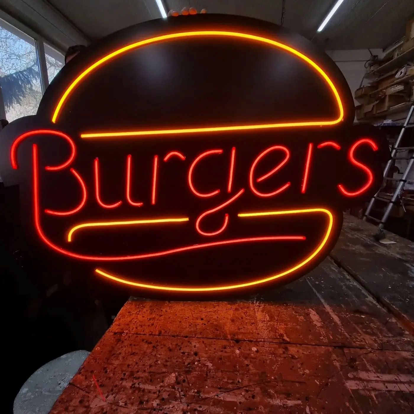 LED neonska reklama Burger's u izvedbi Hadala