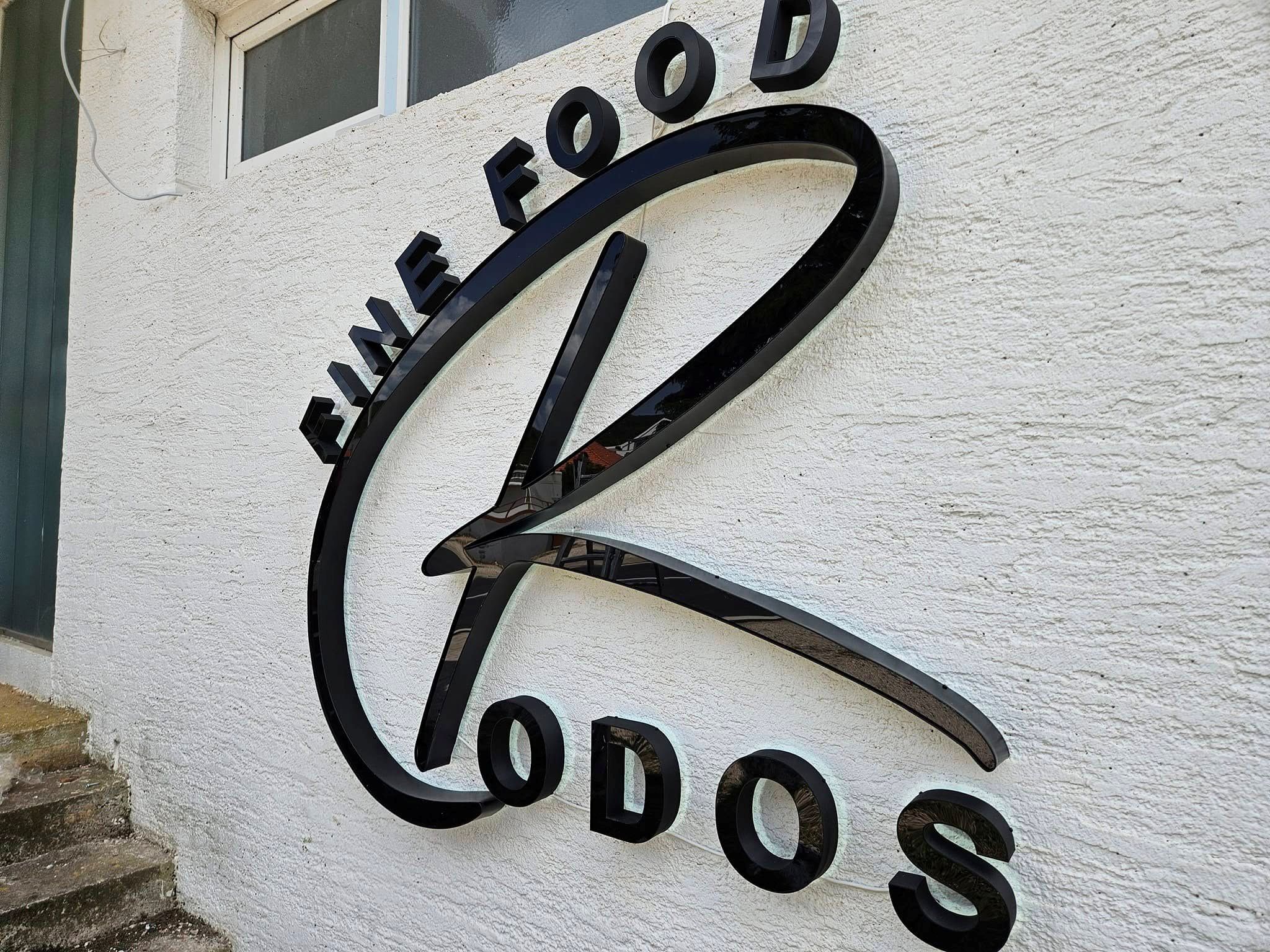 Crni 3D elementi od pleksiglasa Rodos u izvedbi Hadala