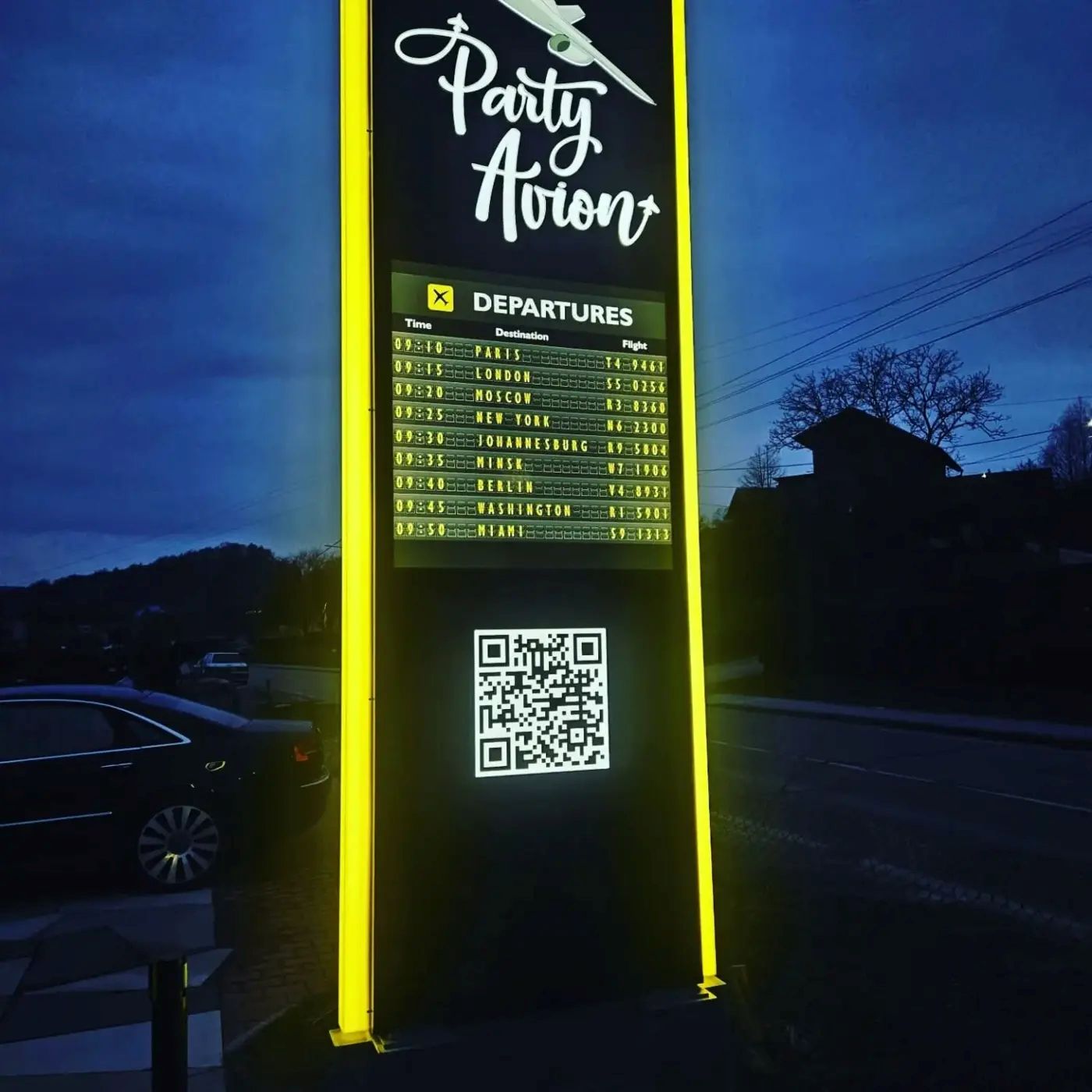 Svjetleći totem Party Avion u izvedbi Hadala